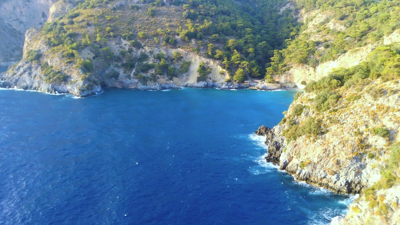 鸟瞰土耳其海岸的岩石海岸线和地中海的树木视频素材