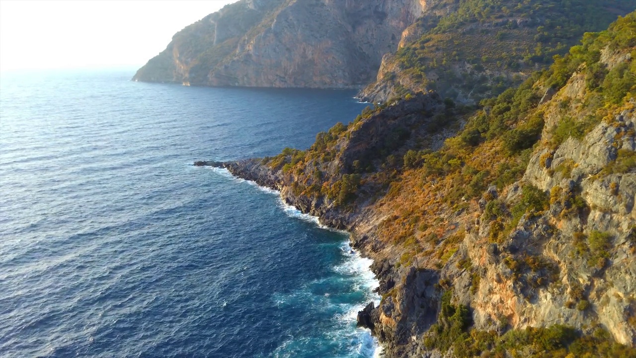 鸟瞰地中海沿岸的悬崖峭壁和绿树视频素材