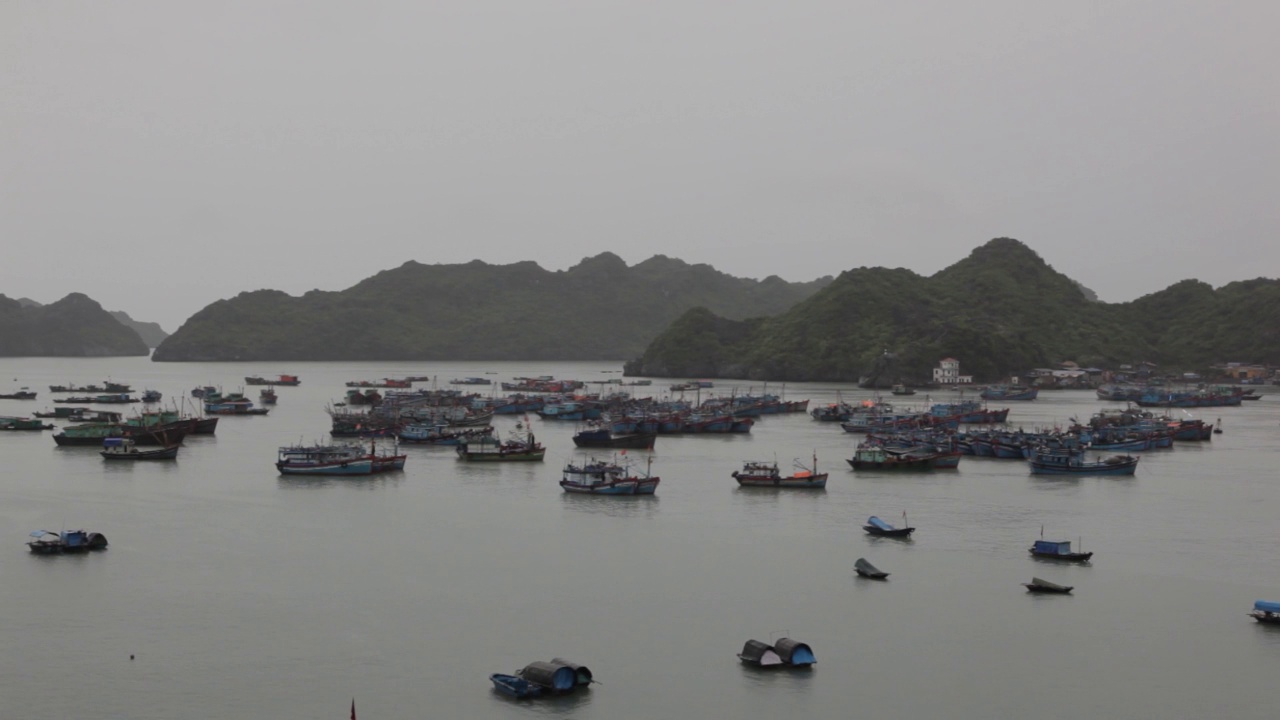 下龙湾在阴天的越南山群岛海独特的景观全景。Hạ龙湾或下龙湾是联合国教科文组织世界遗产，也是越南宁省Quảng的热门旅游目的地。视频素材