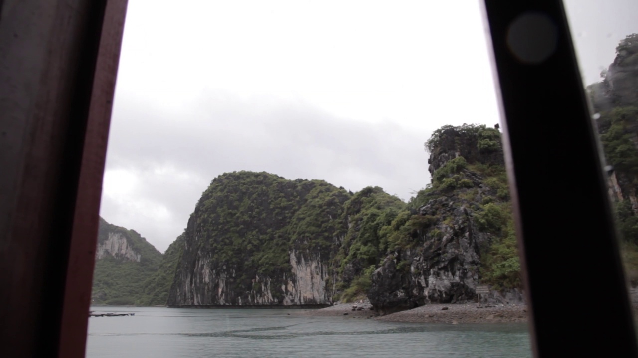 在阴天，越南下龙湾山脉、岛屿、海洋独特景观的全景。Hạ龙湾或下龙湾是联合国教科文组织世界遗产，也是越南Quảng Ninh省的热门旅游目的地。视频素材