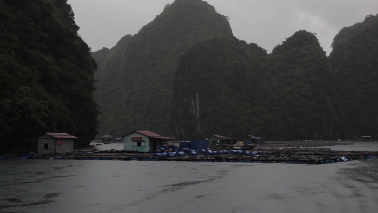 在阴天，越南下龙湾山脉、岛屿、海洋独特景观的全景。Hạ龙湾或下龙湾是联合国教科文组织世界遗产，也是越南Quảng Ninh省的热门旅游目的地。视频素材