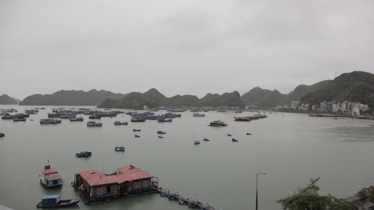 在阴天，越南下龙湾山脉、岛屿、海洋独特景观的全景。Hạ龙湾或下龙湾是联合国教科文组织世界遗产，也是越南Quảng Ninh省的热门旅游目的地。视频素材