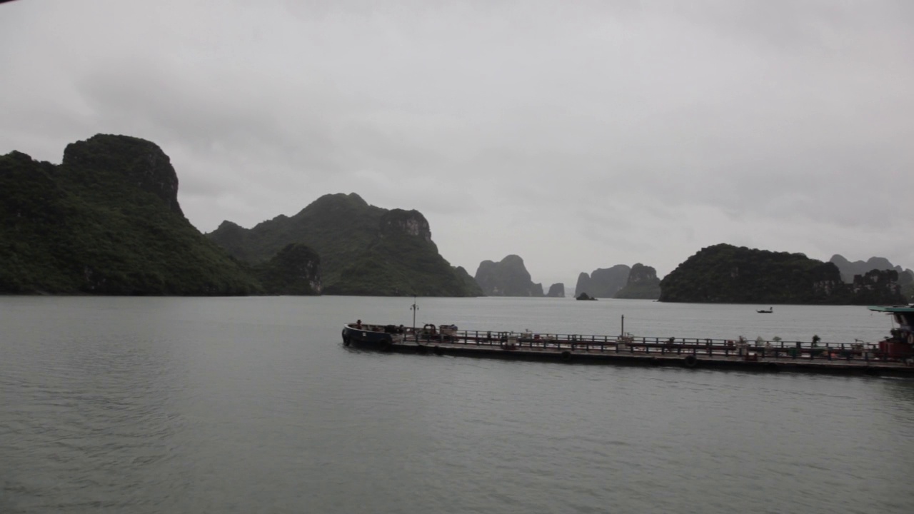 下龙湾在阴天的越南山群岛海独特的景观全景。Hạ龙湾或下龙湾是联合国教科文组织世界遗产，也是越南宁省Quảng的热门旅游目的地。视频素材