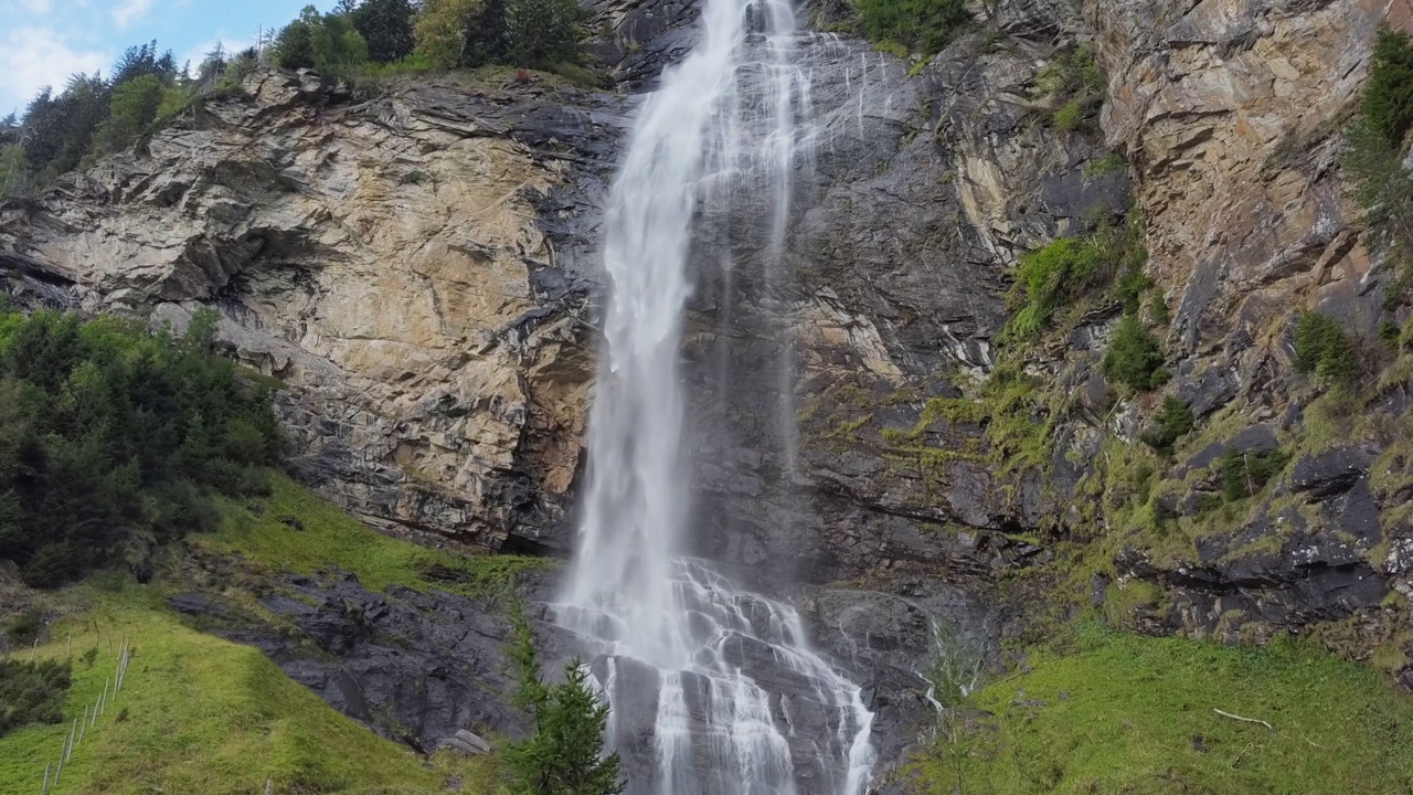 鸟瞰图的Fallbachfall (Fallbach瀑布)在卡林西亚，奥地利。视频素材