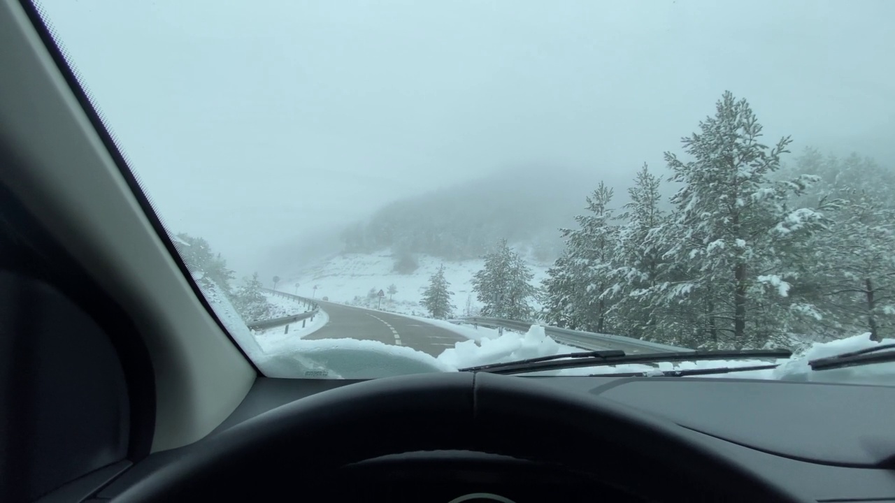 视角司机在雪天公路沥青危险视频素材