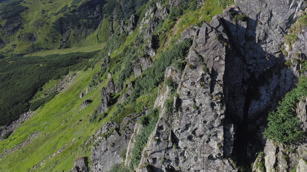 鸟瞰喀尔巴阡山脉中施皮茨山的岩石山峰，夏季山脉的景观视频素材