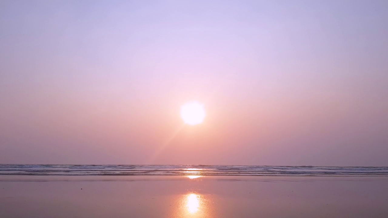 美丽的粉红色天空hyperlapse视频在日落与太阳在背景视频素材