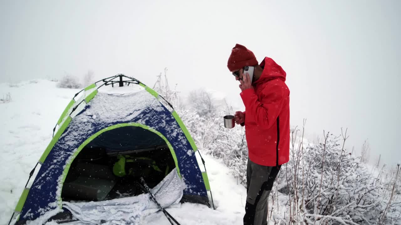 冬天背着背包在山里徒步旅行的人视频素材