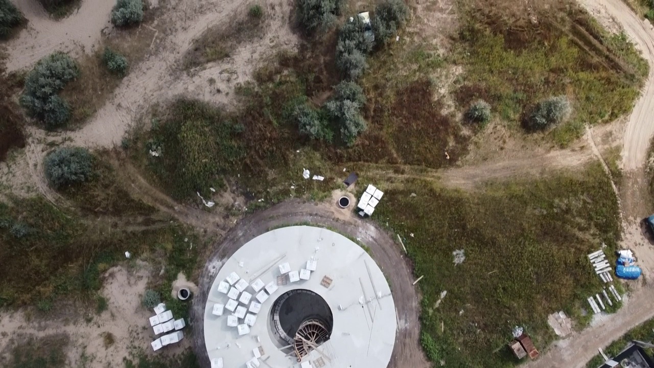 无人机在建造中的圆柱形度假基地上空飞行视频素材