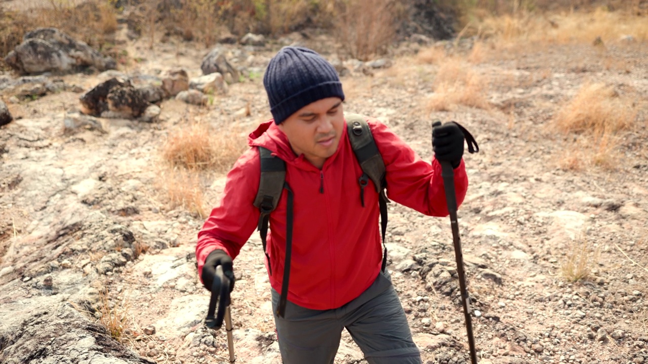 有信心和强大的男子背包徒步行走在落基山脉的假期户外。男人旅行者登山探险旅行在自然的假期。旅行的生活方式的概念视频素材