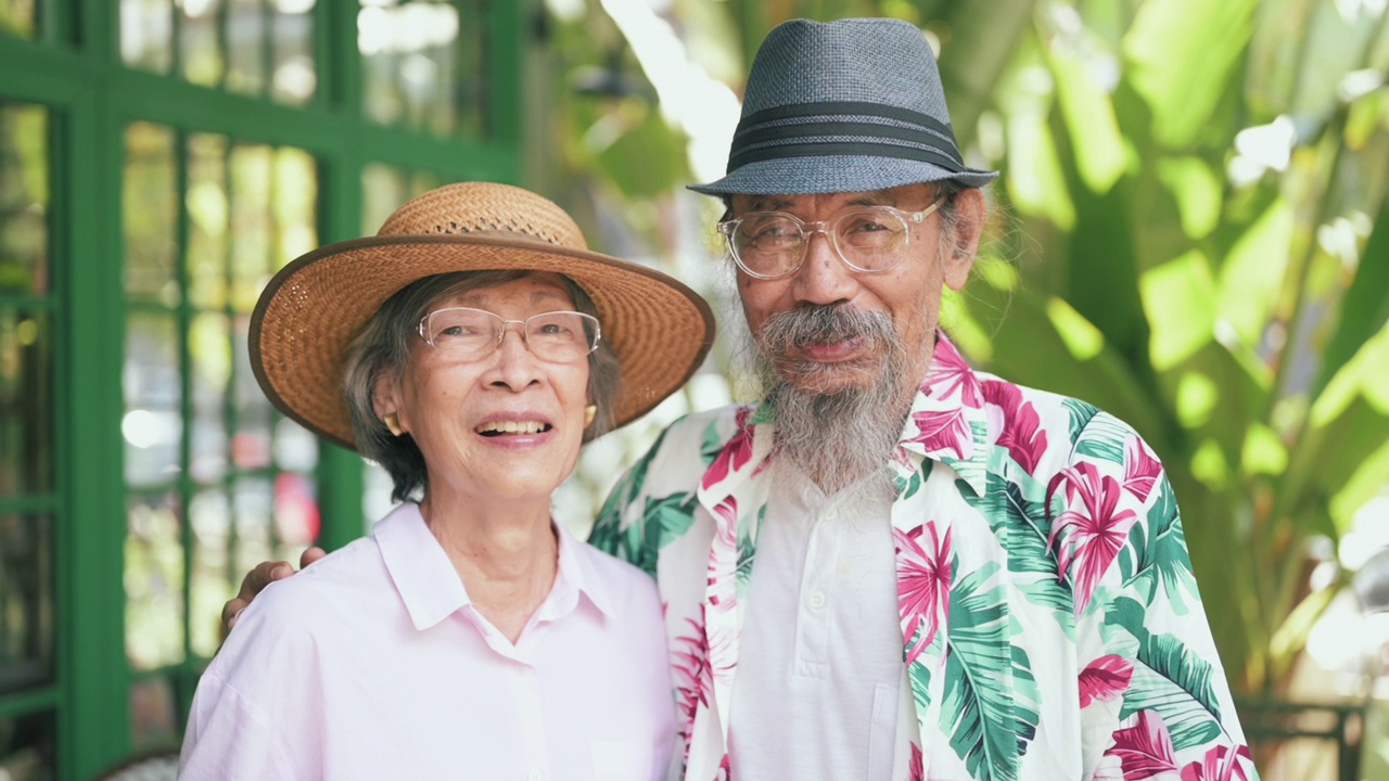 老夫妻在花园里视频素材