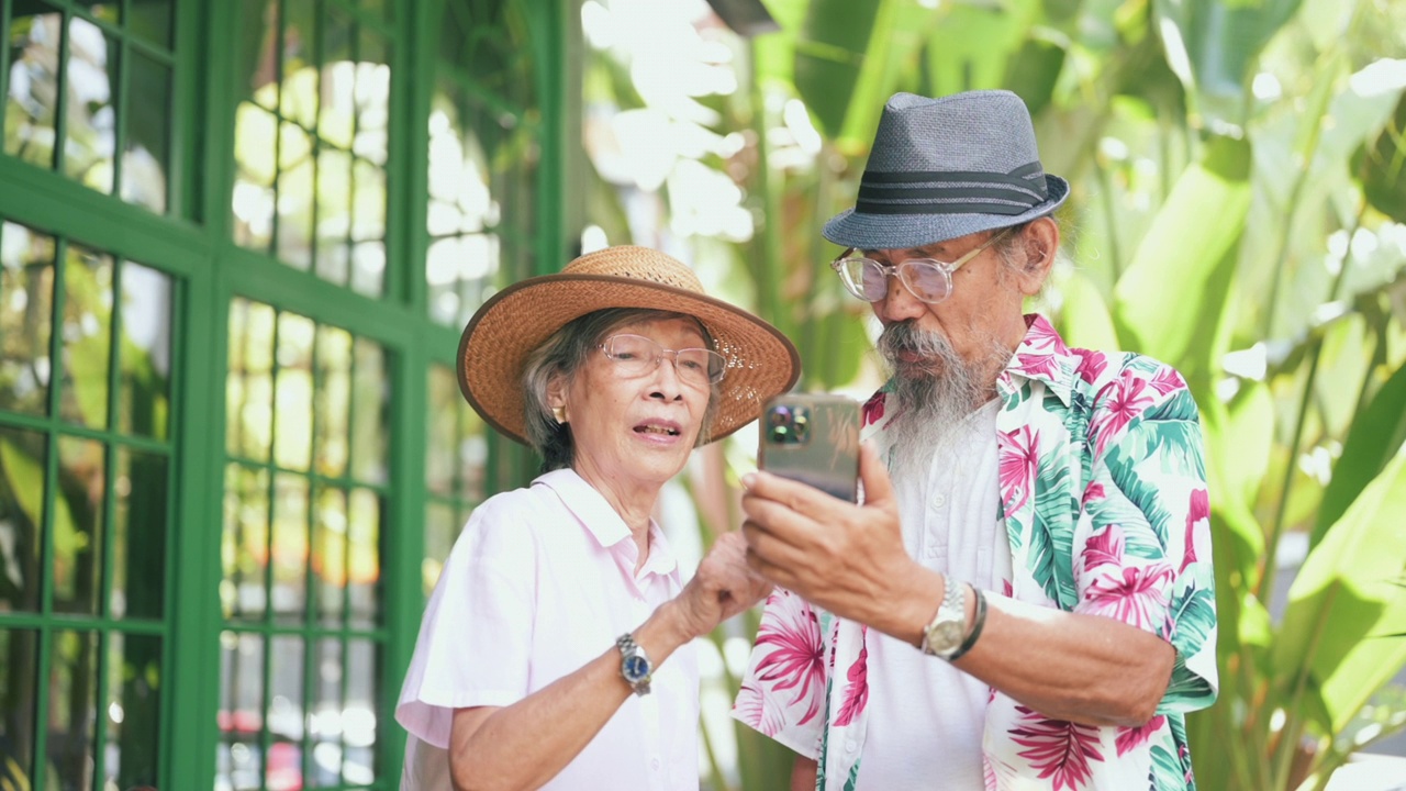 老年夫妇使用智能手机进行通信和社交媒体视频素材