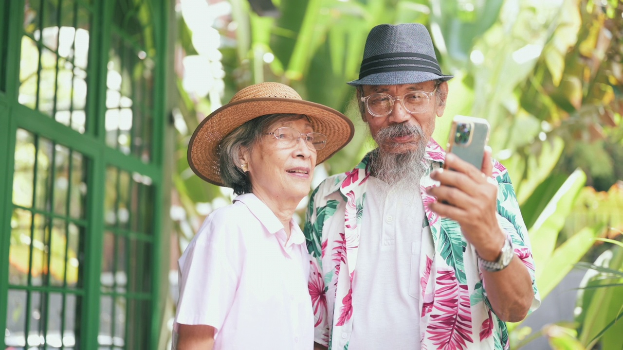 老年夫妇使用智能手机进行通信和社交媒体视频素材