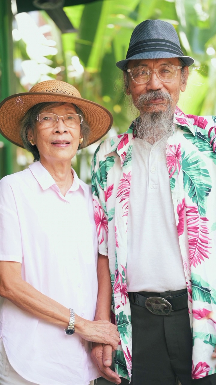 老年夫妇感受爱与幸福视频素材