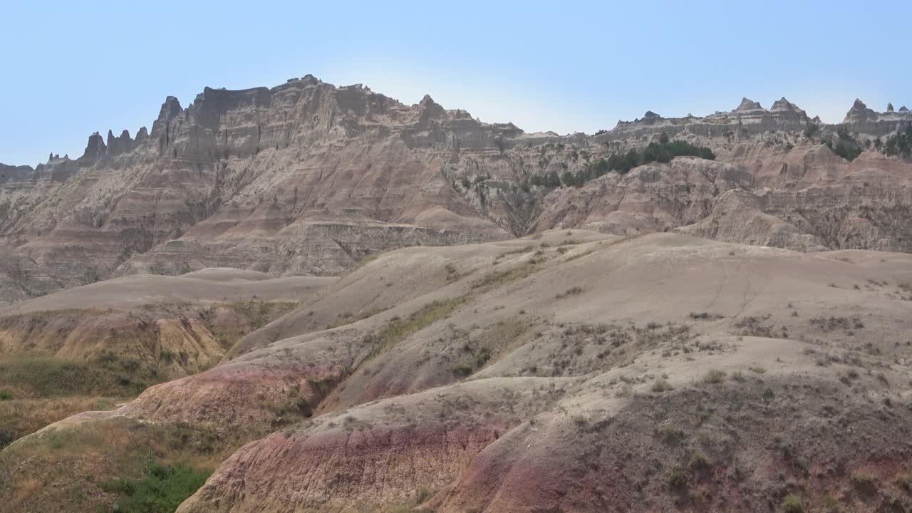 沿着南达科塔荒地国家公园的科学山开车视频素材