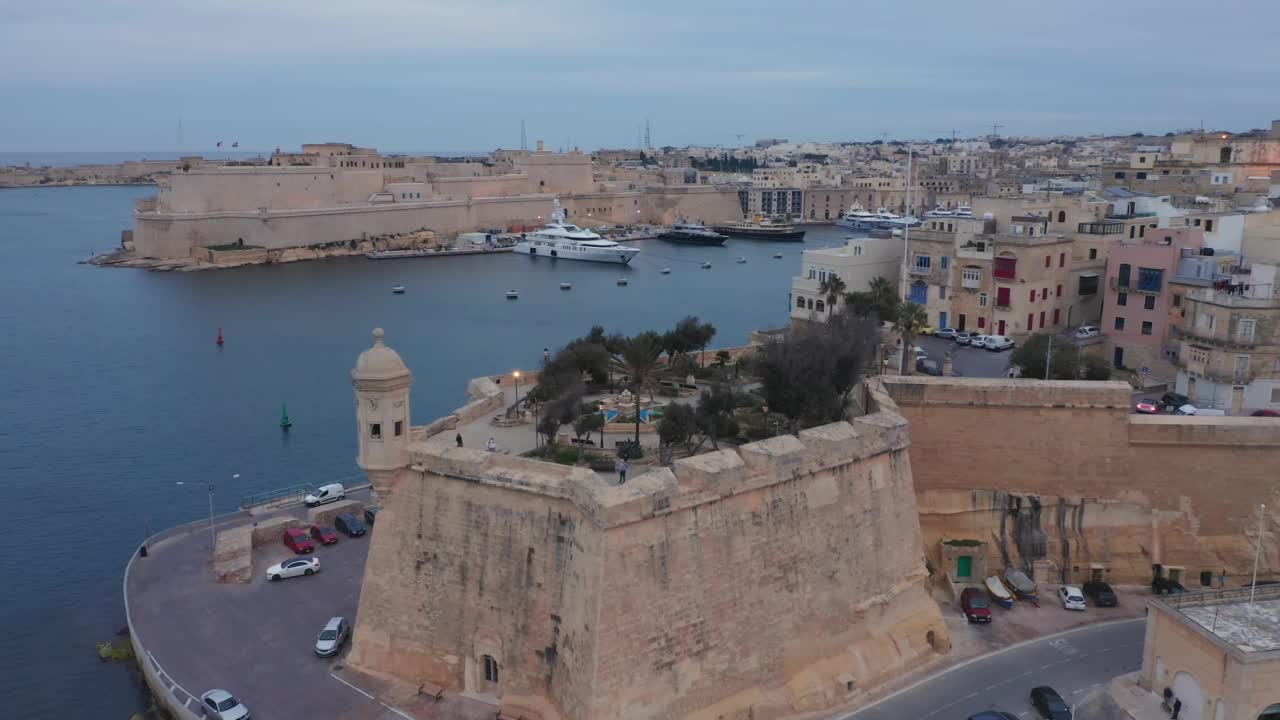 鸟瞰图的拉瓜迪奥拉-安全港花园。Senglea,晚上,马耳他视频素材