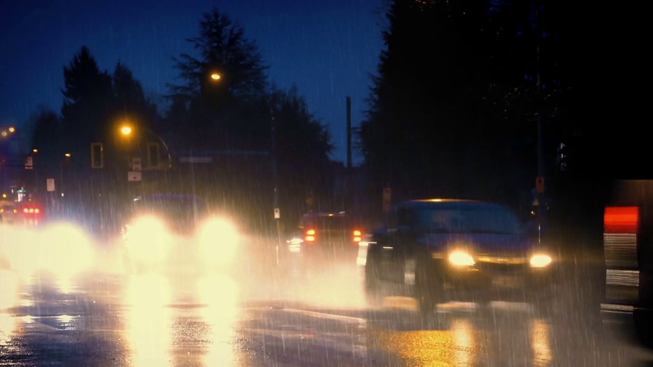 雨夜繁忙的道路，灯光映照视频素材