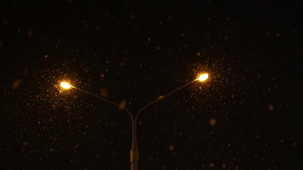 冬天的特写，雪花落在灯笼的背景上视频素材