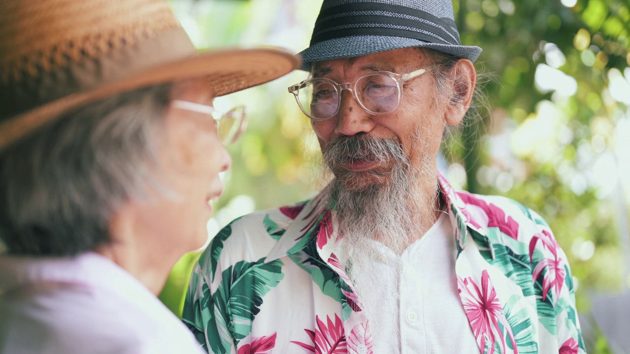 老夫妻在花园里视频素材