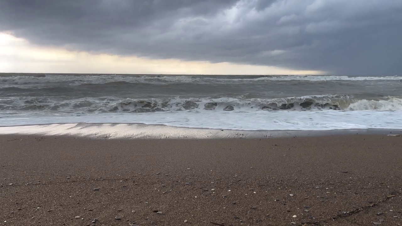 风暴后的巨浪视频素材