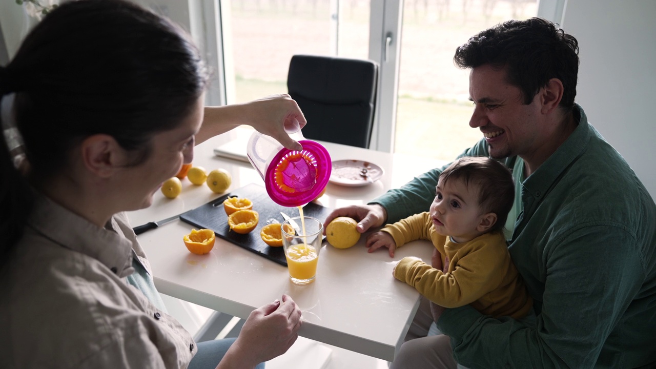 小孩子需要食物才能长大视频素材