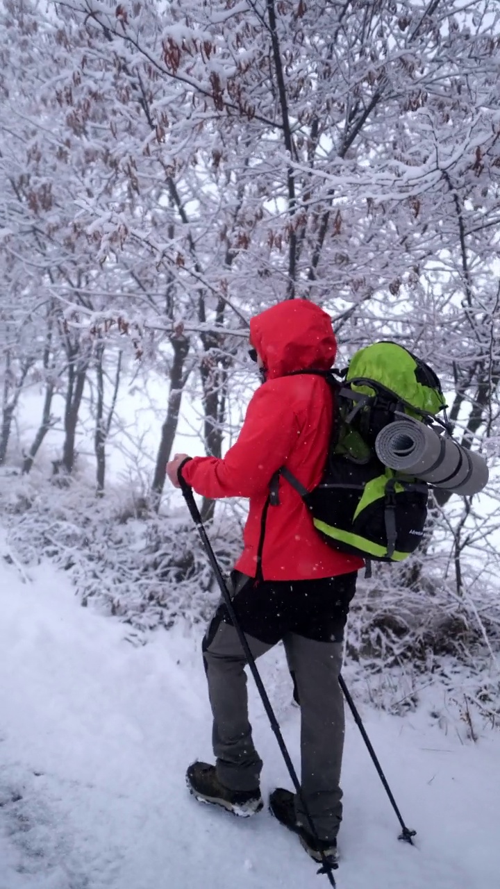 冬天背着背包在山里徒步旅行的人视频素材