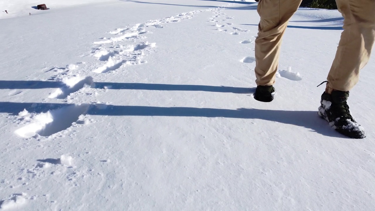 踏着雪地上的脚印视频素材