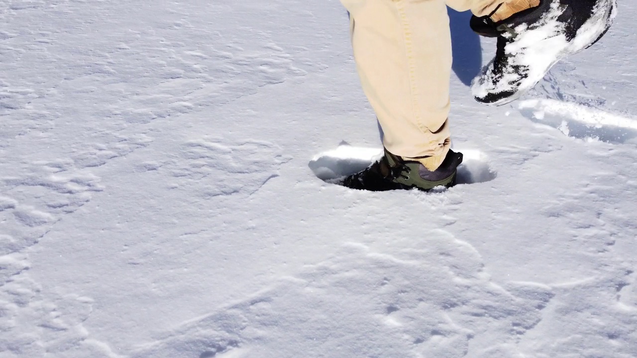 踏着雪地上的脚印视频素材