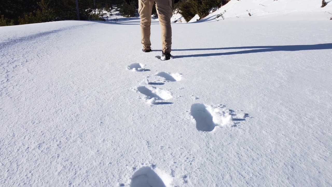 踏着雪地上的脚印视频素材