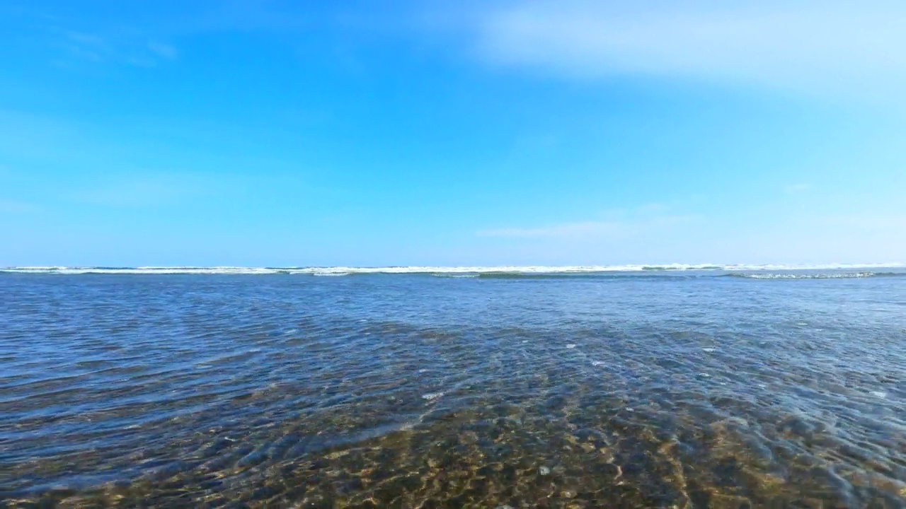 飞溅的波浪在海滩上。海浪拍打着相机视频素材