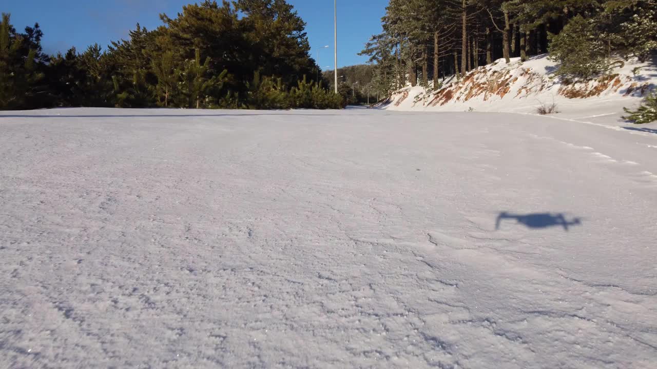 无人机在大雪中坠毁视频素材