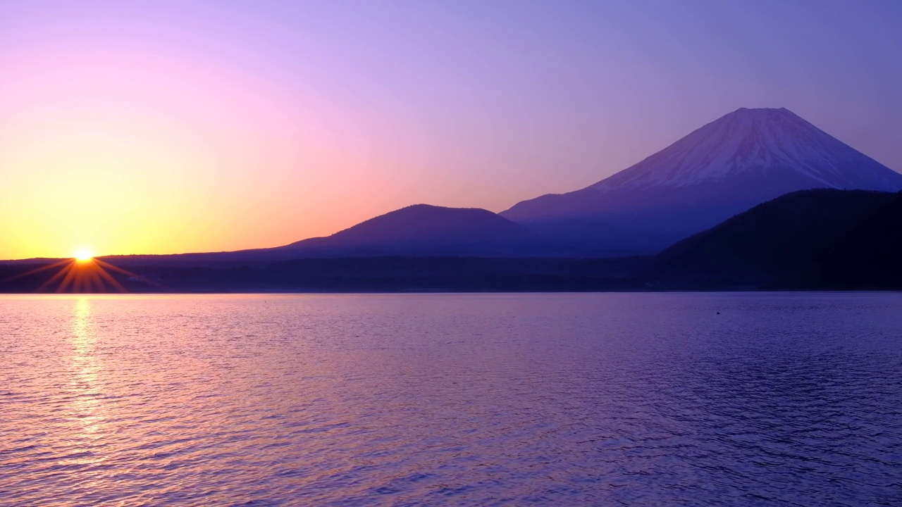 富士山和从元津湖升起的日出视频素材