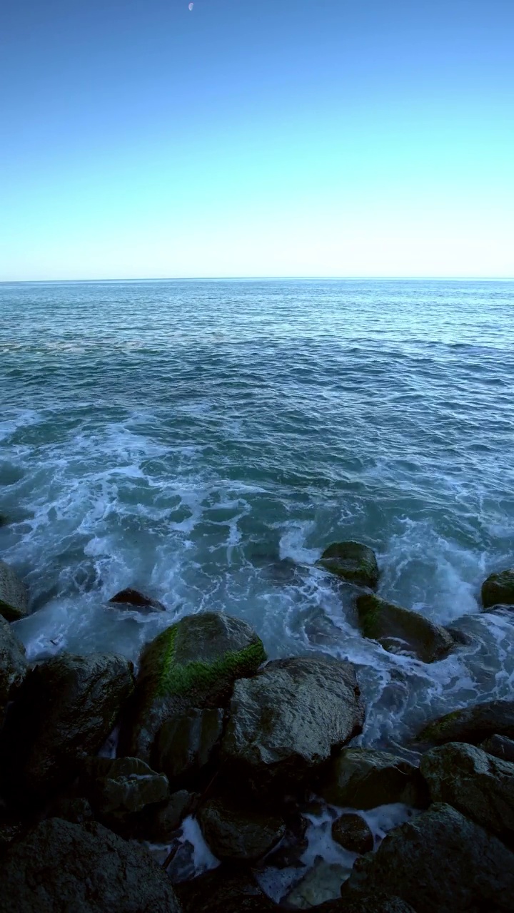 清晨在岩石海岸上掀起海浪视频素材