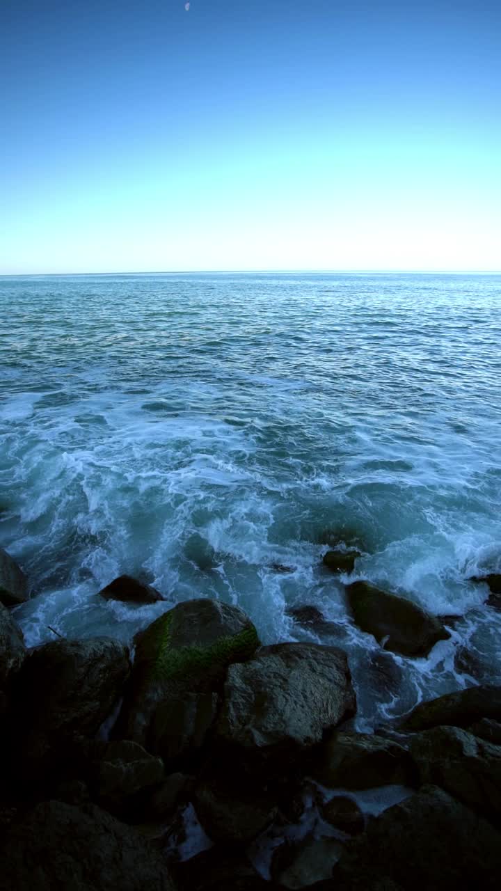 清晨在岩石海岸上掀起海浪视频素材