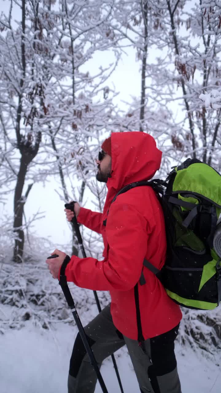 冬天背着背包在山里徒步旅行的人视频素材