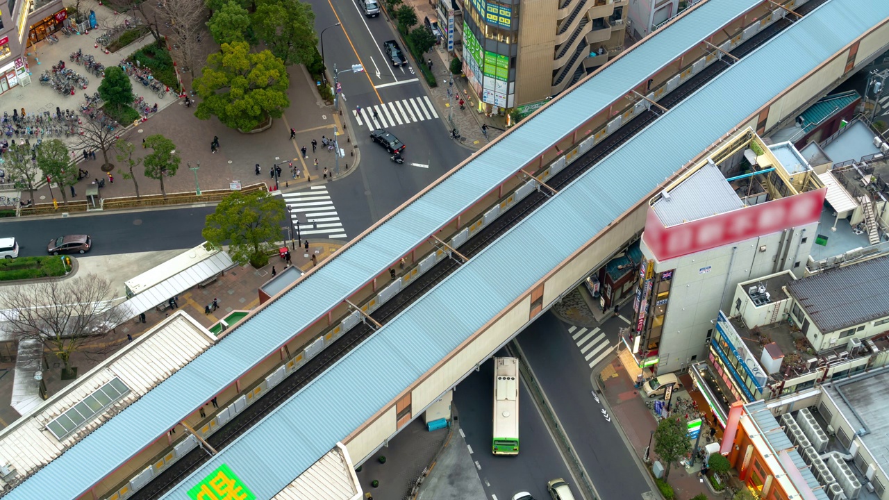 日本东京火车站的时间推移与建筑城市景观和交通铁路高峰时间，交通概念视频素材