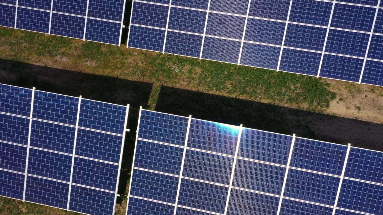 新太阳能农场的俯视图。一排排的现代光伏太阳能电池板。来自太阳的可再生生态能源。鸟瞰图。视频素材