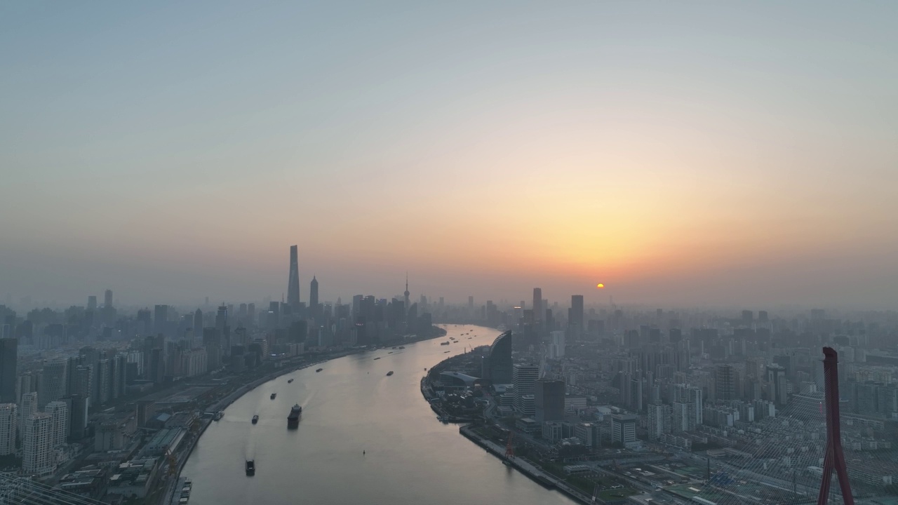 中国上海市中心黄浦江上的日落无人机鸟瞰图视频素材