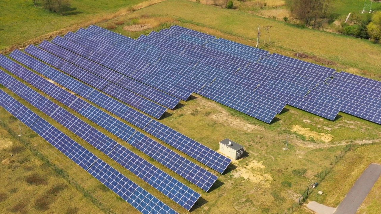 新太阳能农场的俯视图。一排排的现代光伏太阳能电池板。来自太阳的可再生生态能源。鸟瞰图。视频素材