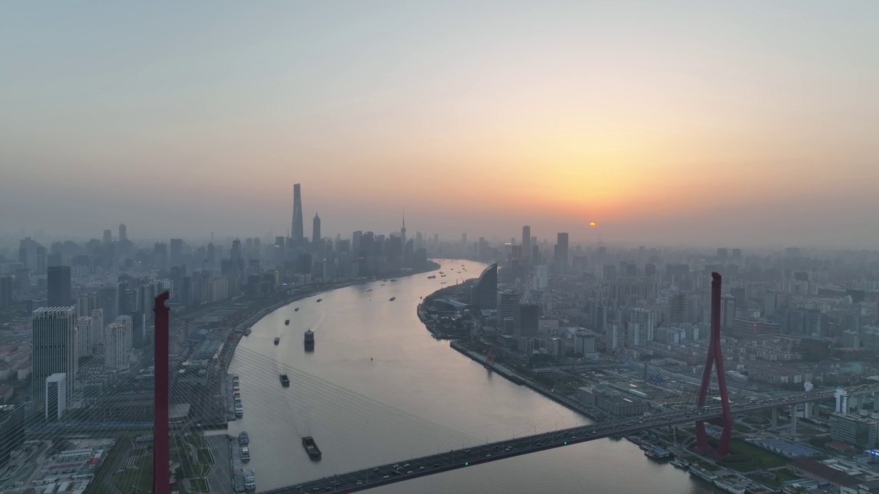 中国上海市中心黄浦江上的日落无人机鸟瞰图视频素材