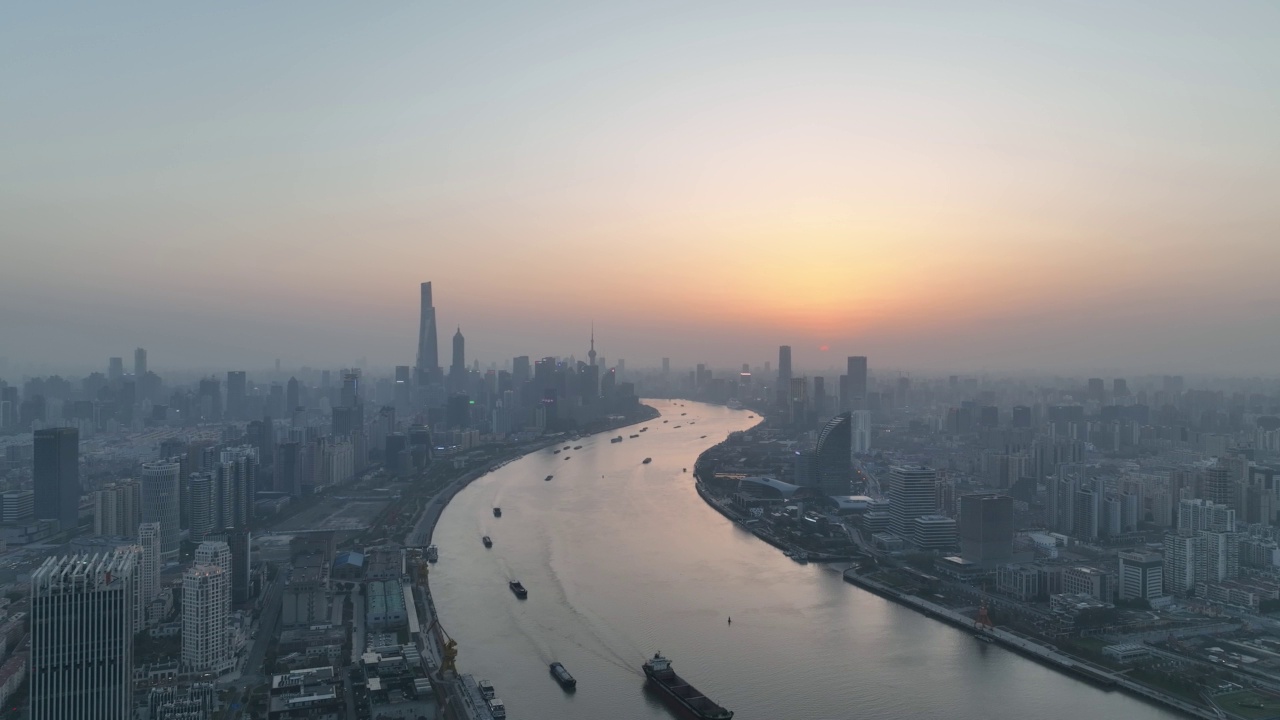 中国上海市中心黄浦江上的日落无人机鸟瞰图视频素材