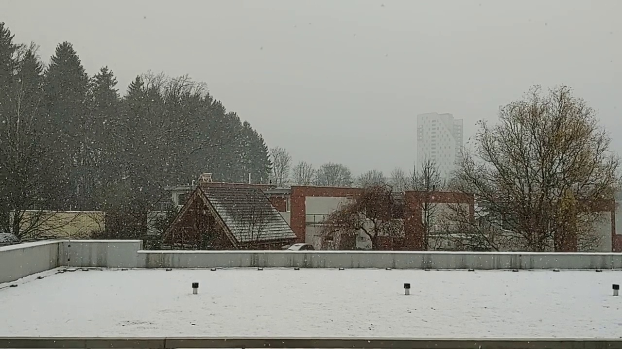 这个城市在寒冷的冬天下雪了。视频素材