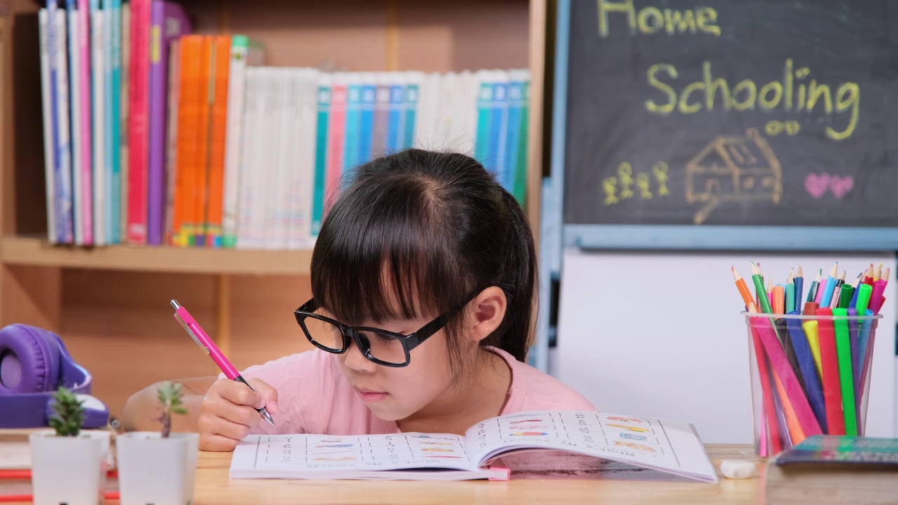 隔离期间在家中学习的亚洲女学生。新常态家庭教育。视频素材