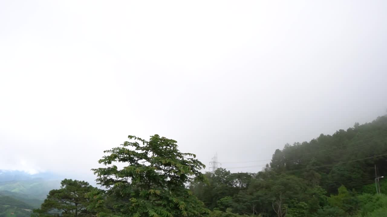 在大多数云上的山景视频素材