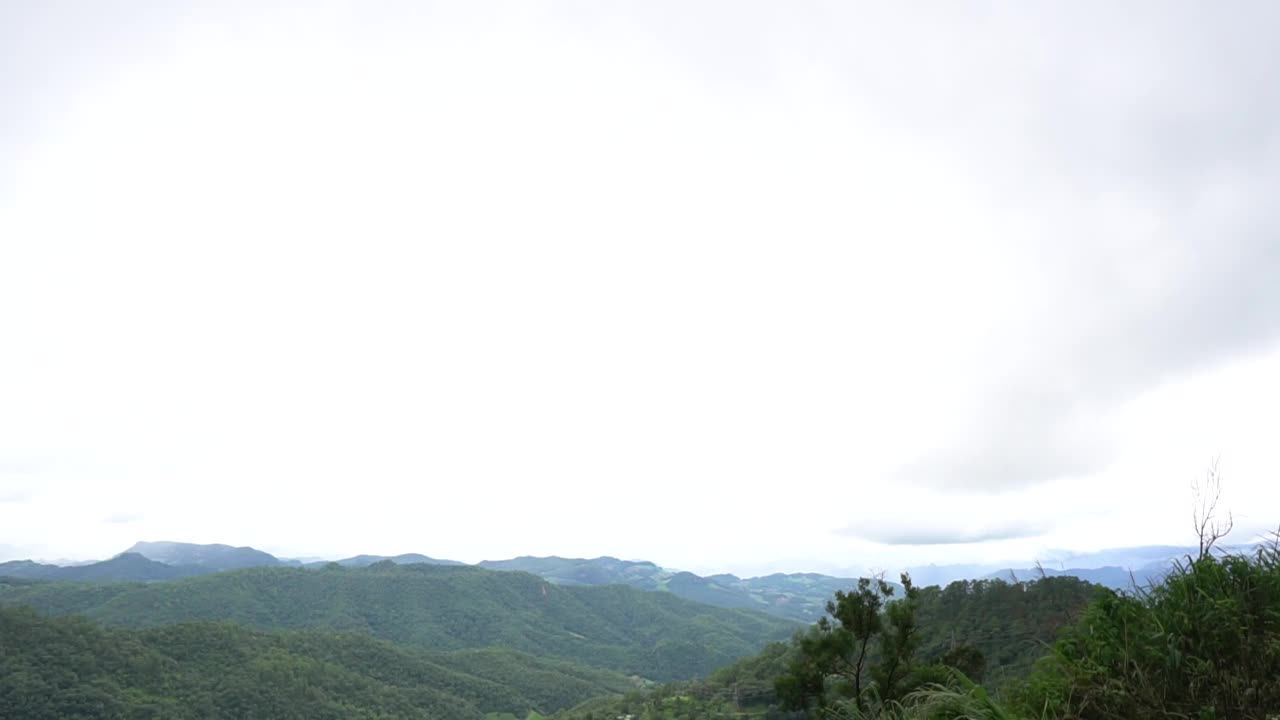 在大多数云上的山景视频素材