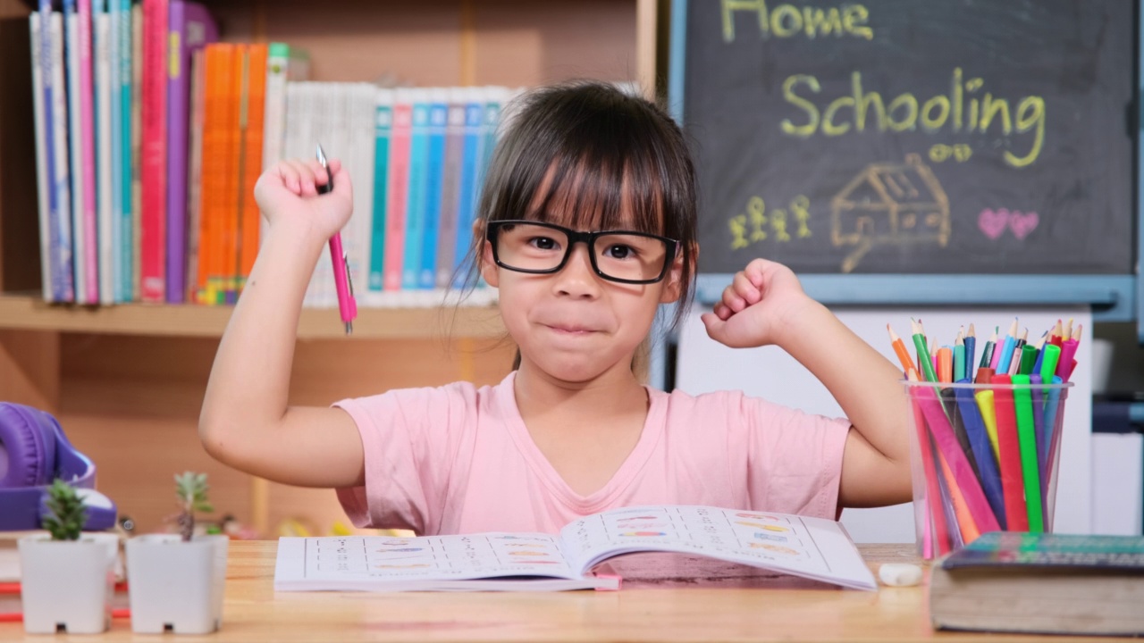 隔离期间在家中学习的亚洲女学生。新常态家庭教育。视频素材