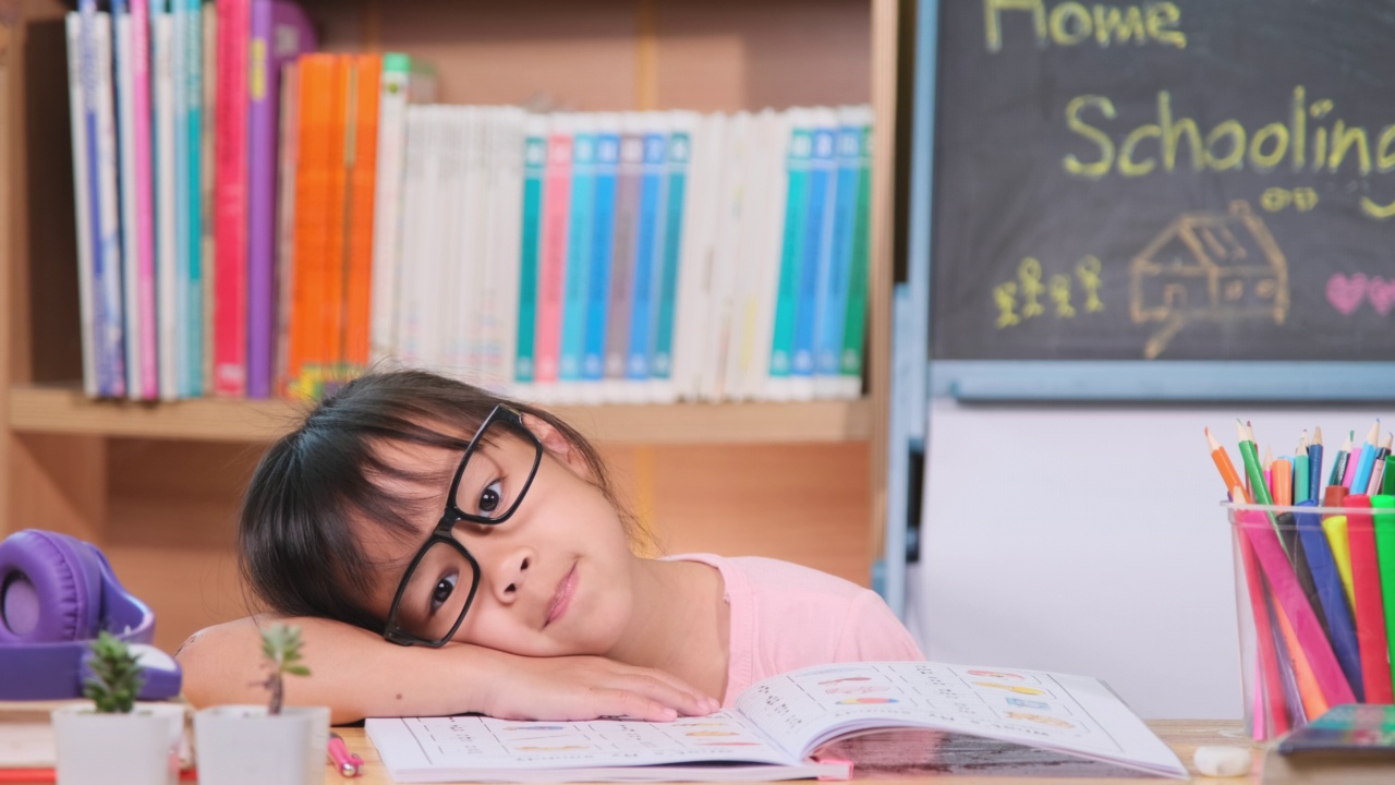 隔离期间在家里学习无聊的亚洲女学生。新常态在家教育。视频素材