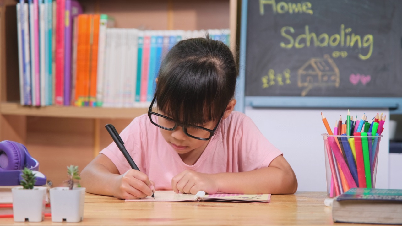 隔离期间在家中学习的亚洲女学生。新常态家庭教育。视频素材