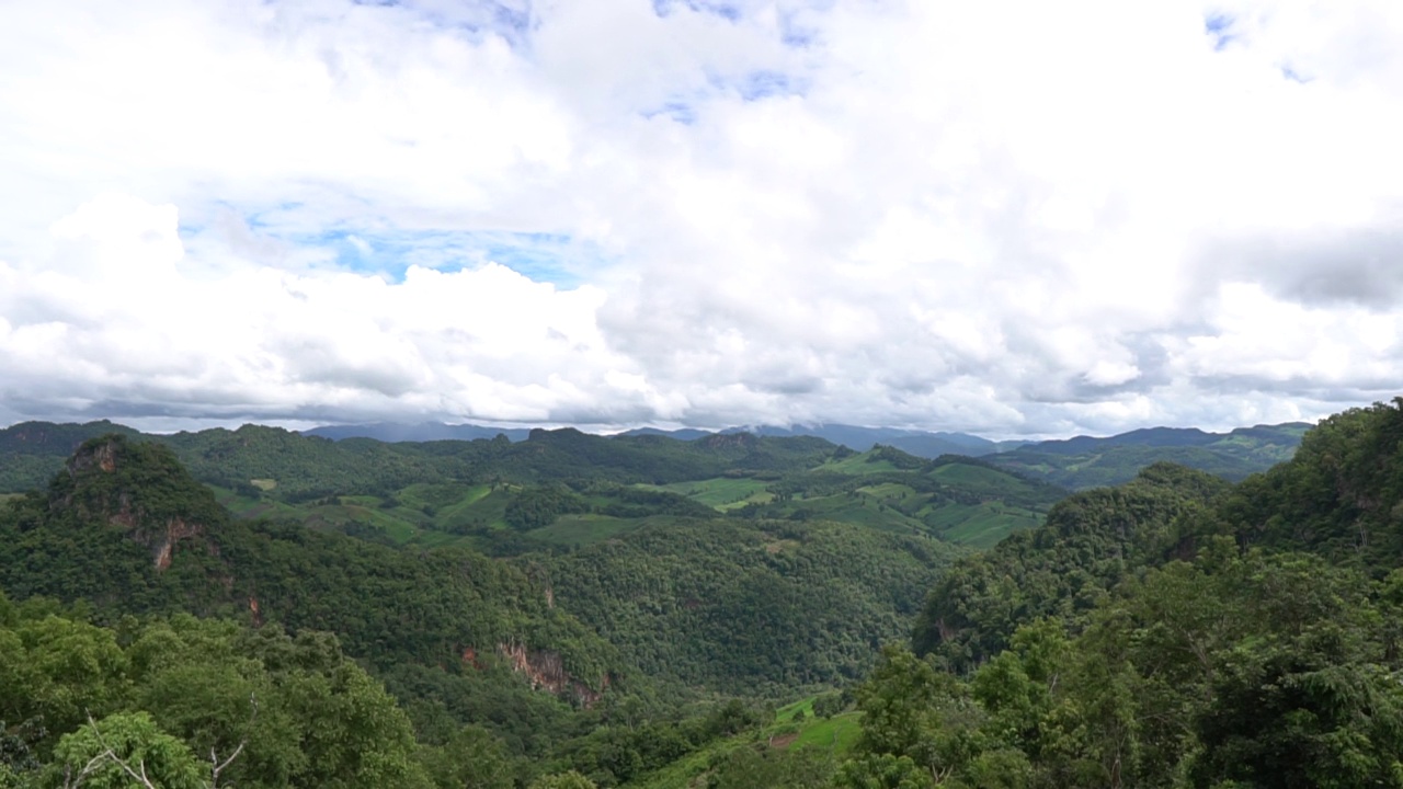 从泰国北部的山顶俯瞰山景。视频素材