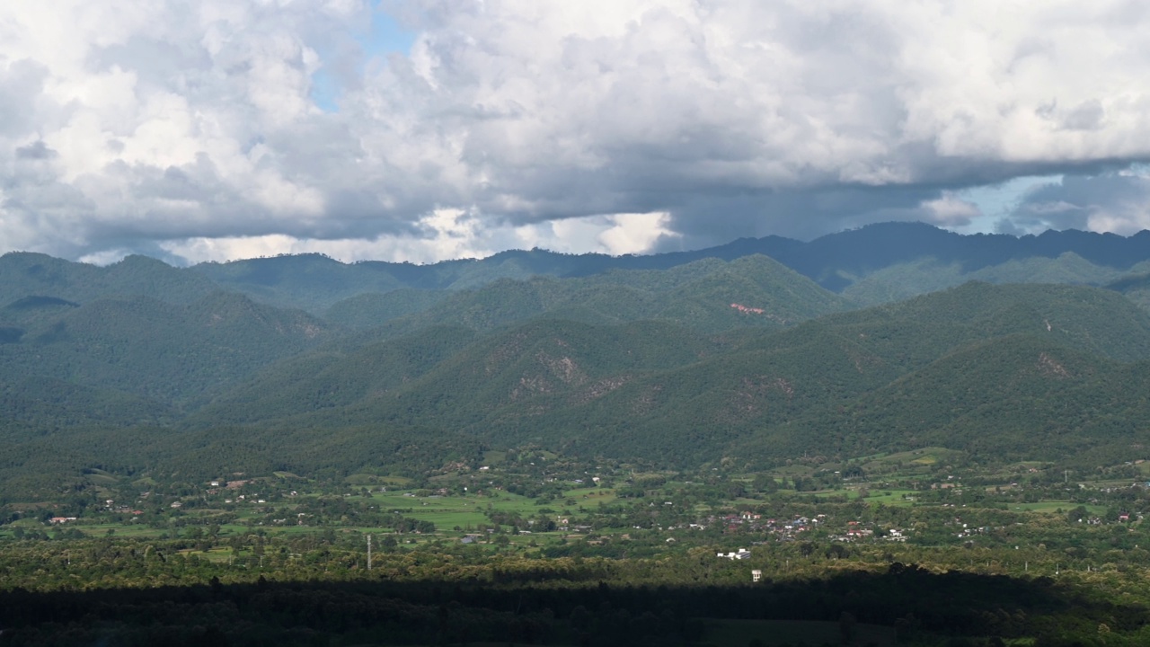 在大多数云上的山景视频素材